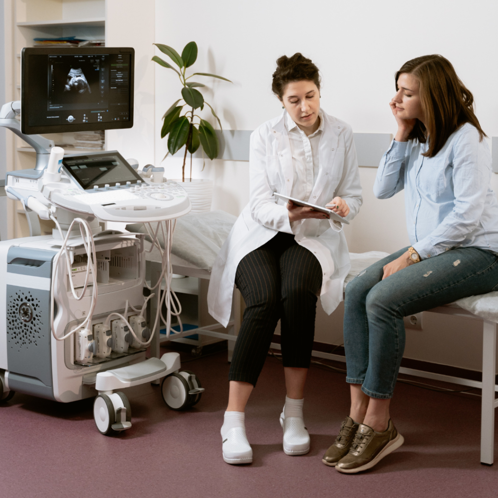 Frau mit Asthma bespricht mit Ärztin den Behandlungsplan während der Schwangerschaft