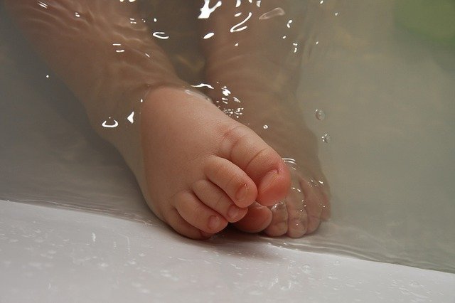 Erkaeltetes Baby mit Fieber baden?