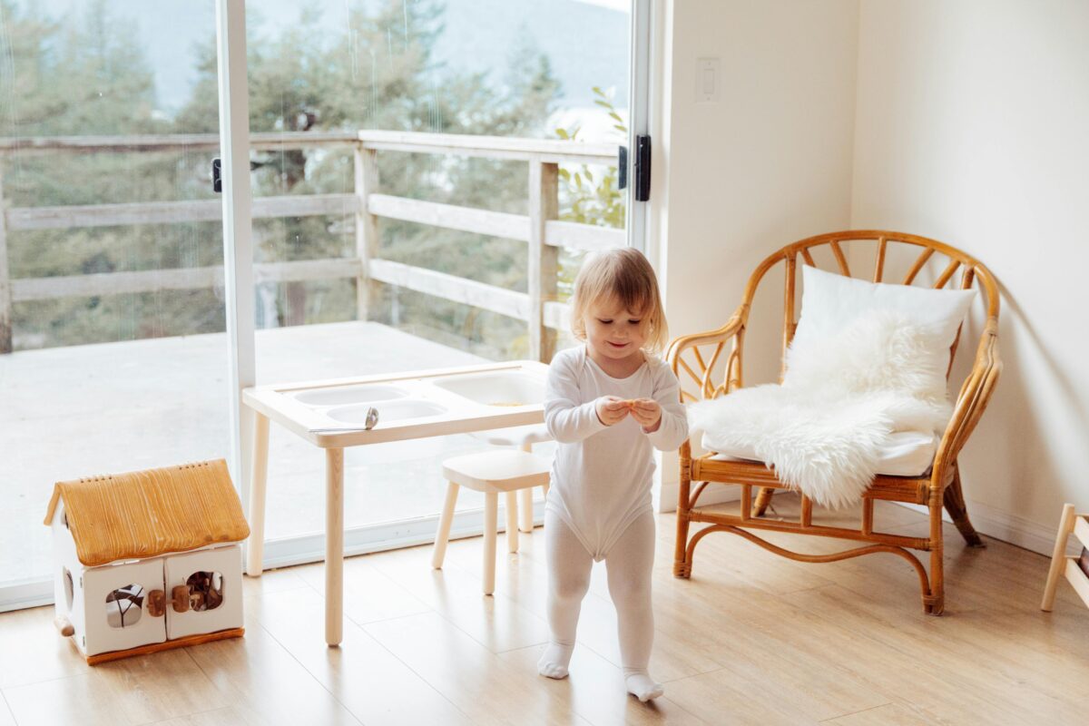 Stromsicherheit im Babyzimmer: So gestalten Sie ein sicheres Zuhause für Ihr Neugeborenes